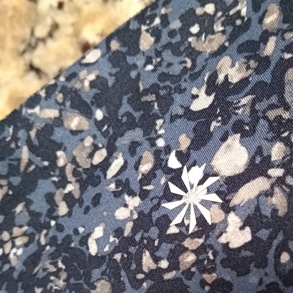 ATHLETA navy mosaic print mesh inset capri leggings, M - Picture 9 of 13